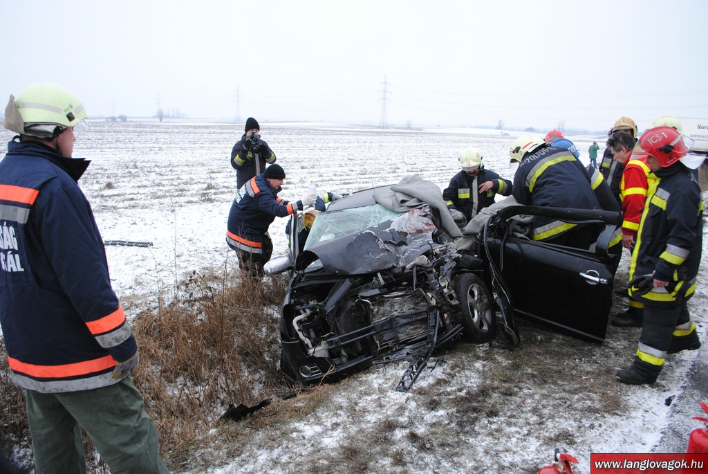 Teherautó elé csúszott a nyári gumis Suzuki